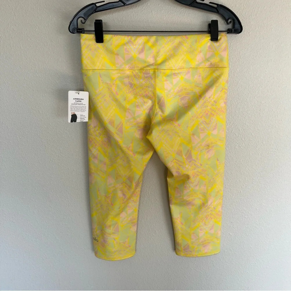 New Alo Yoga Airbrush Capri Leggings Zest Indio Geometric Print NWT Medium - Picture 8 of 13